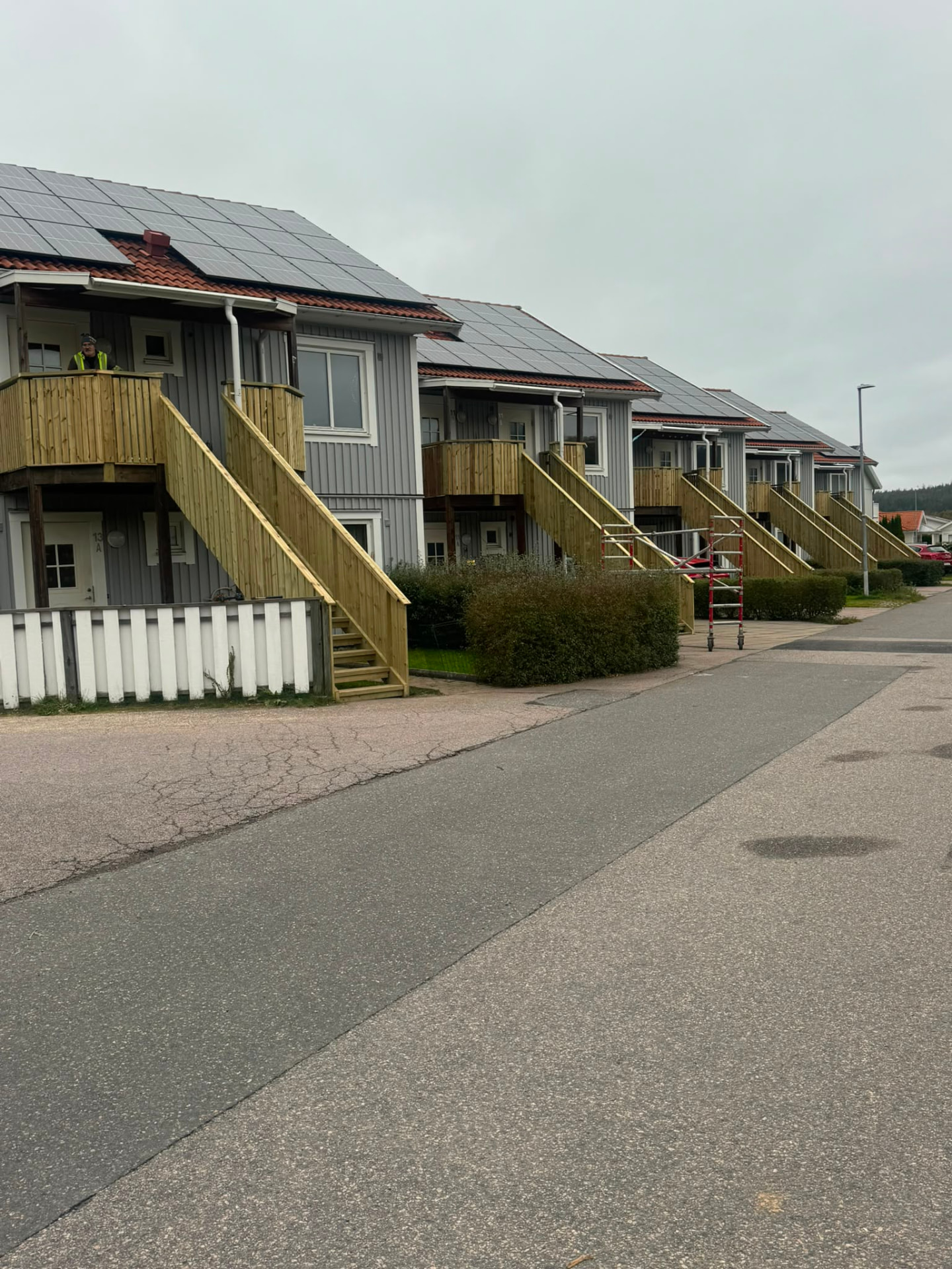 Nybyggda balkonger och trappor i trä