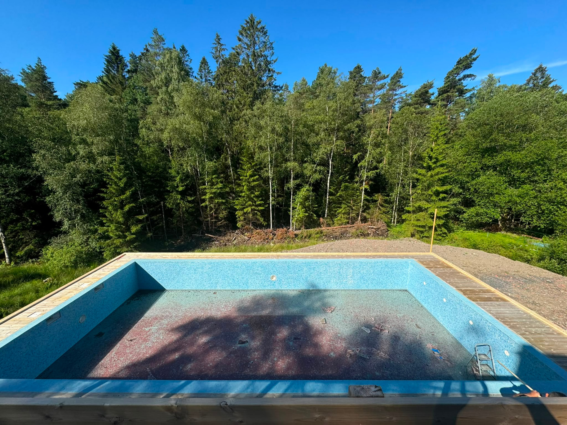 Nybyggd utomhuspool med trädäck