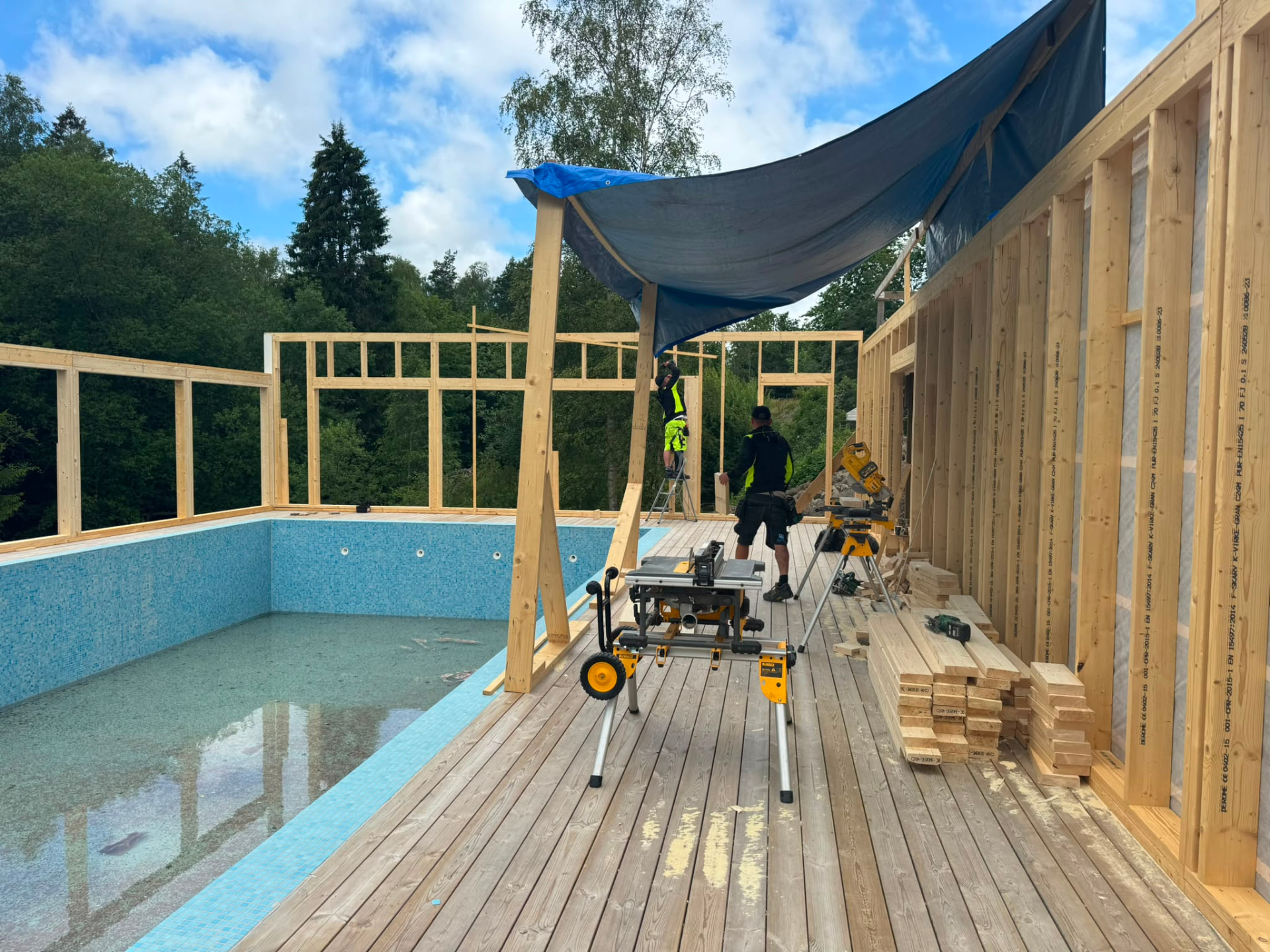 Stomresning av poolhus