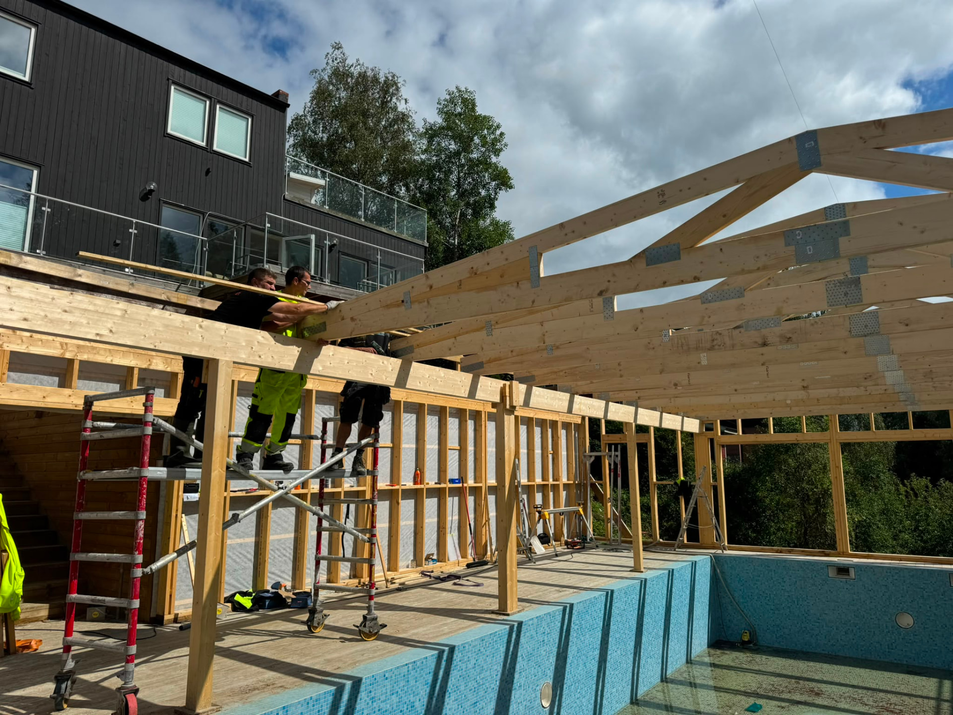 Takstolar monteras över poolhuset