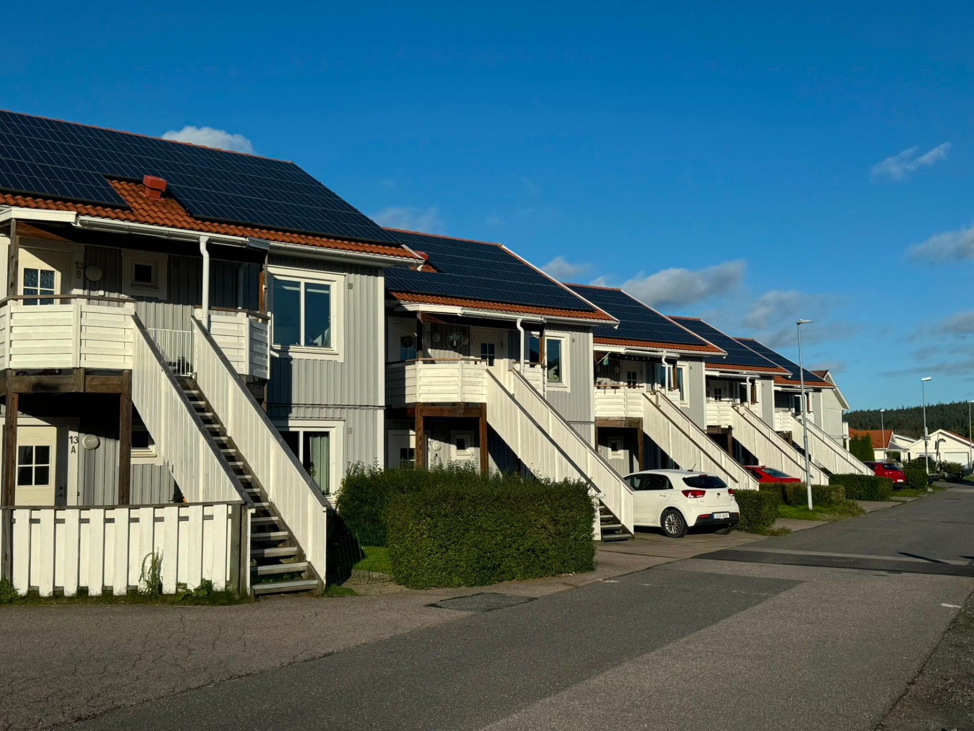 Radhus med solceller och nya balkongtrappor